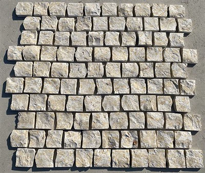 Podovi sa svijetlim travertinskim kaldrmom